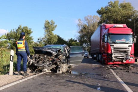 Tragédia a 81-esen - frontálisan ütköztek a kamionnal